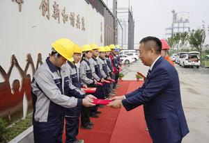 总裁给优秀员工颁奖